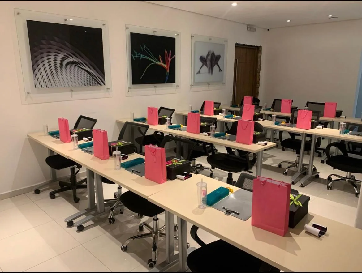Workshop com kits para participantes na sala de treinamento Brooklin