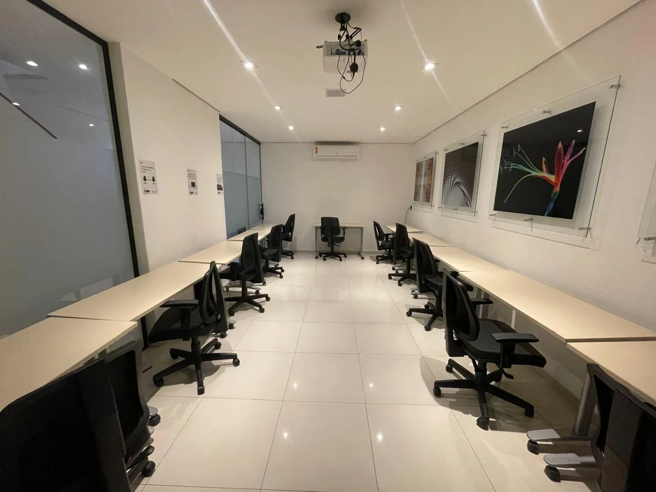 Sala de treinamento com mesas individuais — curso corporativo
